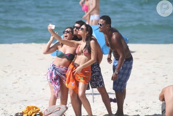 Bruna Marquezine faz selfie na praia com colegas de elenco