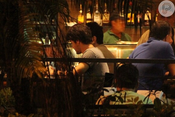 Guilherme Leicam se diverte com amigos em barzinho no Rio de Janeiro após sofrer acidente de carro