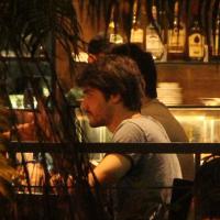 Guilherme Leicam vai a bar com amigos após sofrer acidente de carro no Rio