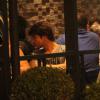 Guilherme Leicam conversa com amigos em bar no Rio de Janeiro