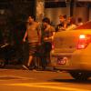 Guilherme Leicam sai de bar acompanhado de amigos no Rio de Janeiro; ator sofreu um leve acidente de carro na noite de sábado,8