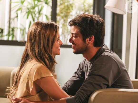 Lili (Juliana Paiva) e Marlon (Rodrigo Simas) pensavam que William (Thiago Rodrigues) estava morto e estavam namorando, em 'Além do Horizonte'