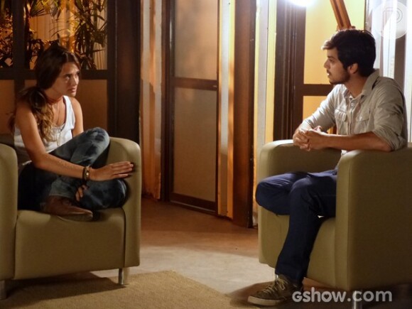 Lili (Juliana Paiva) e Marlon (Rodrigo Simas) conversam e resolve dar um tempo no namoro, em 'Além do Horizonte'