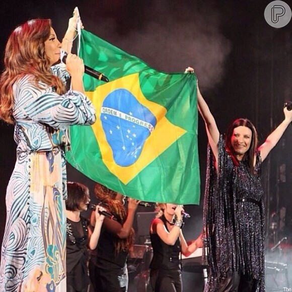 Antes, no dia 6 de março de 2014, a cantora fez uma participação especial no DVD de Laura Pausini, em Nova York