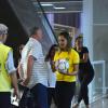 Felipão foi tietado por uma funcionária do aeroporto, que se aproximou pedindo autógrafo em uma bola