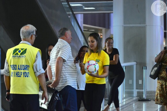 Felipão foi tietado por uma funcionária do aeroporto, que se aproximou pedindo autógrafo em uma bola