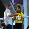 Felipão conversou rapidamente com a fã, que usava uma camisa do Brasil, enquanto ela exibia a bola para ele e pedia foto