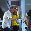 Enquanto o técnico da Seleção Brasileira autografa a bola, outros fãs registram o momento no aeroporto Santos Dumont, no Rio de Janeiro, na tarde desta quarta-feira, 12 de março de 2014