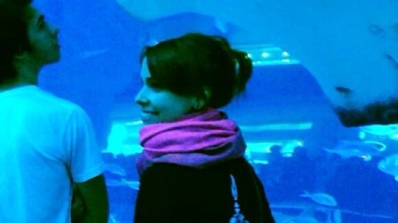 Murilo Benício fotografa Débora Falabella em aquário durante viagem a Dubai