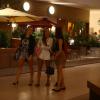 Thaila Ayala, Fiorella Mattheis e Sophie Charlotte são flagradas em shopping
