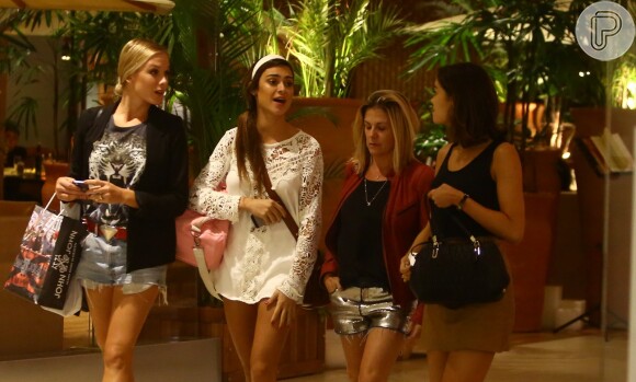 Thaila Ayala, Fiorella Mattheis e Sophie Charlotte jantam em shopping carioca