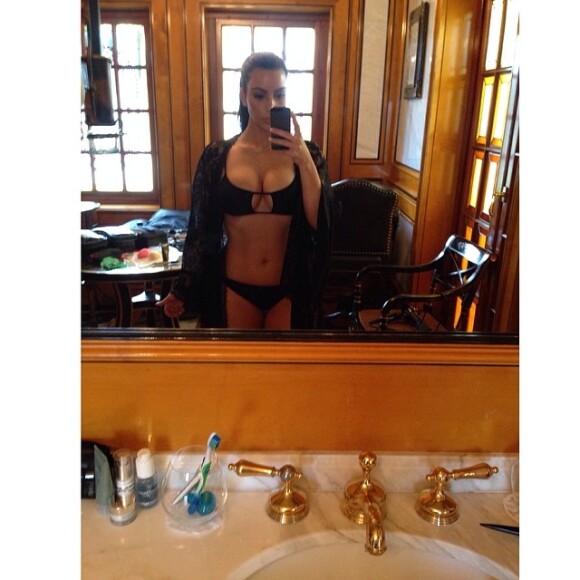 Kim Kardashian mostra boa forma em foto com o biquíni da irmã Kylie Jenner, em 14 de março de 2014