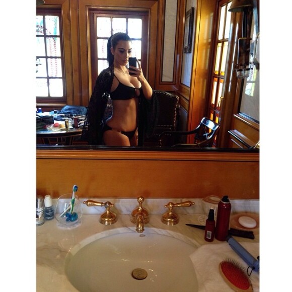 Kim Kardashian mostra seu corpo e seu bumbum avantajado em foto de biquíni