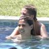 Clara faz aniversário no 'BBB 14' e passa tarde na piscina abraçada com Vanessa
