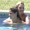 Clara e Vanessa curtem dia de piscina no aniversário da loira no 'BBB 14'