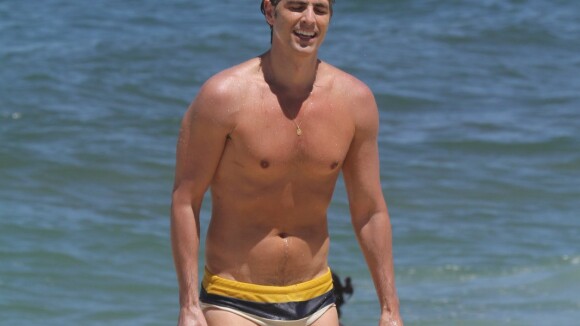 Após gravação de 'Em Família', Reynaldo Gianecchini dá mergulho em praia do Rio
