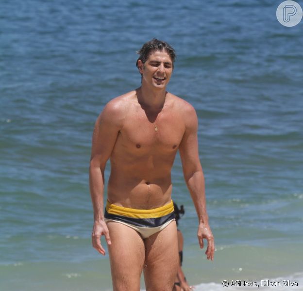 Reynaldo Gianeccini gravou cenas da novela 'Em Família' neste sábado, 15 de Março de 2014, na praia da Macumba, no Rio de Janeiro