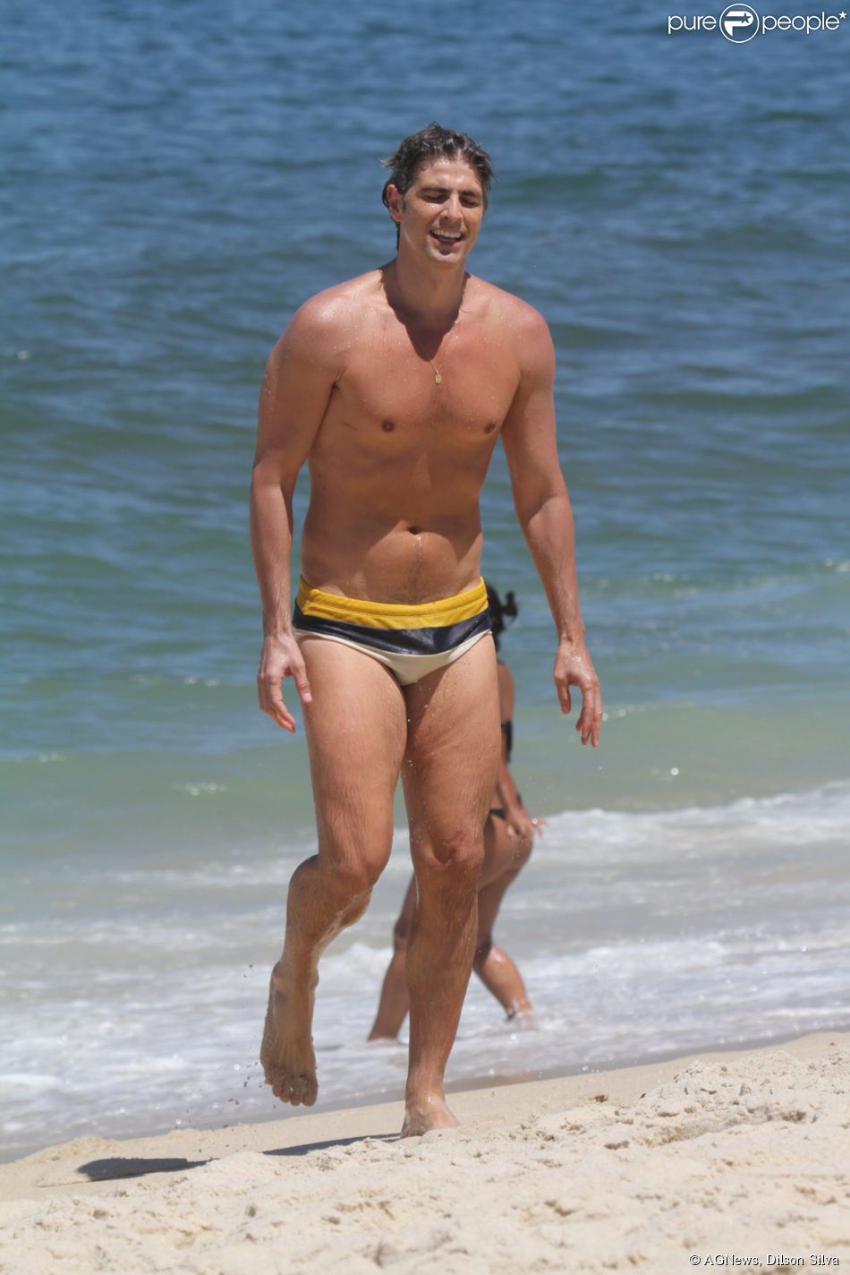 Reynaldo Gianeccini gravou cenas da novela 'Em Família' neste sábado, 15 de Março de 2014, na praia da Macumba, no Rio de Janeiro