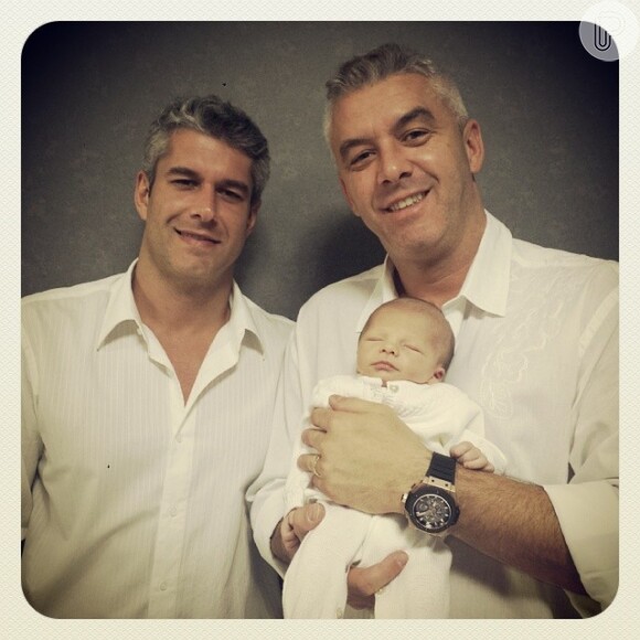 Alexandre Corrêa, marido de Ana Hickmann, posta uma foto com o irmão, Guto. Além de tio, ele é padrinho do bebê