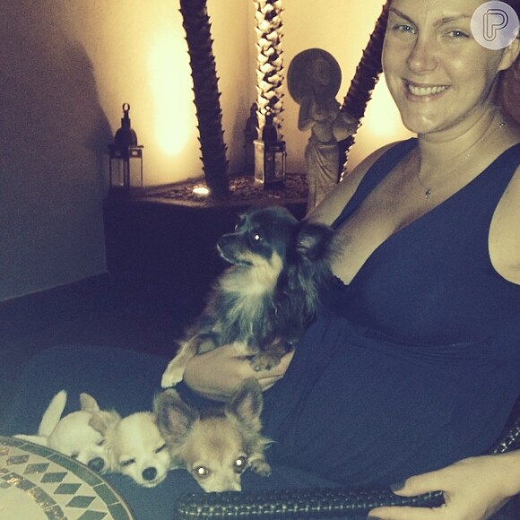 Ana Hickmann postou uma imagem sem maquiagem e ainda um pouco inchada do parto, na sexta-feira, 15 de março de 2014