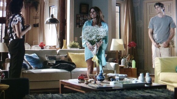 'Em Família': Clara aparece só de lingerie para Marina e deixa Cadu com ciúme