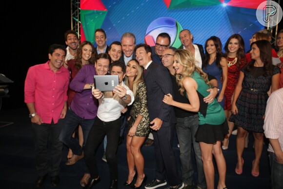 Apresentadores da Record fazem uma foto 'selfie' na coletiva de imprensa da nova programação da emissora