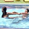 Diego brinca com Fran na piscina em 26 de janeiro de 2014, quando os dois estavam emparedados
