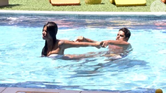 Diego brinca com Fran na piscina em 26 de janeiro de 2014, quando os dois estavam emparedados