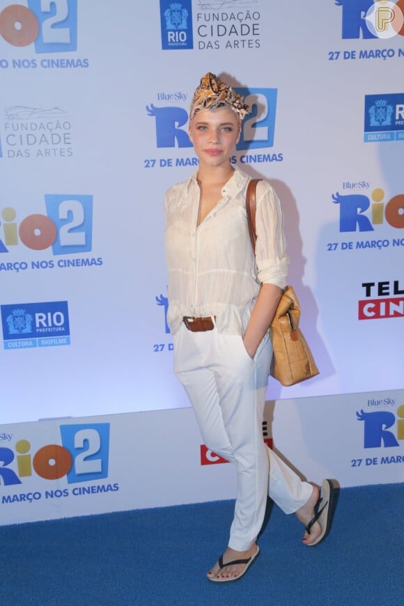 Bruna Linzmeyer usa turbante durante pré estreia da animação 'Rio 2', no Rio de Janeiro, em 18 de março de 2014