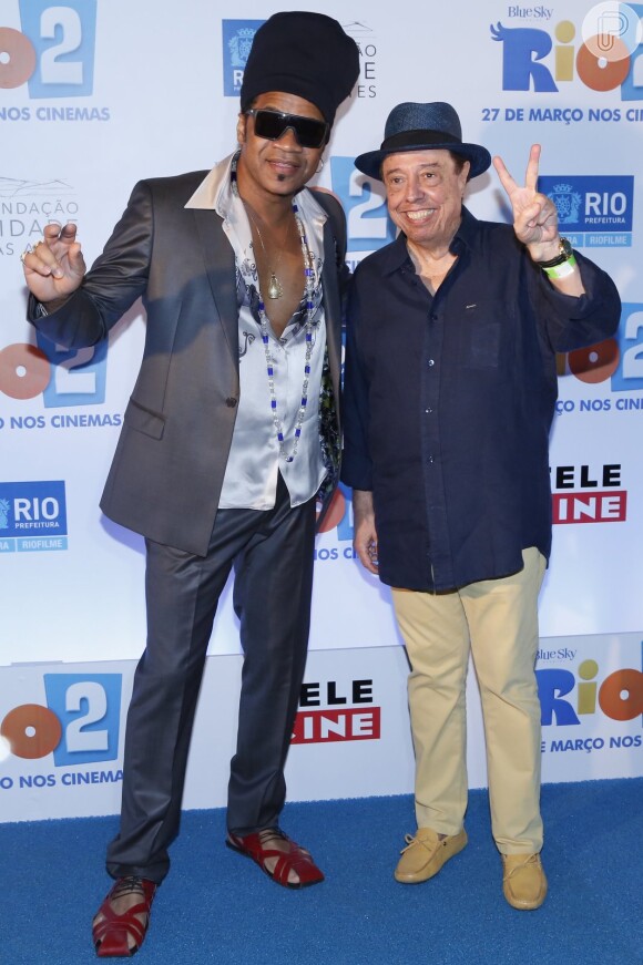 Os músicos Sérgio Mendes e Carlinhos Brown, responsáveis pela trilha sonora da animação, na pré estreia da animação 'Rio 2', no Rio de Janeiro, em 18 de março de 2014