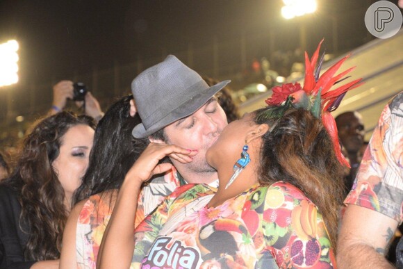 Aos beijos, a cantora assumiu o namoro com o o músico afirmando que não era apenas 'amor de Carnaval'