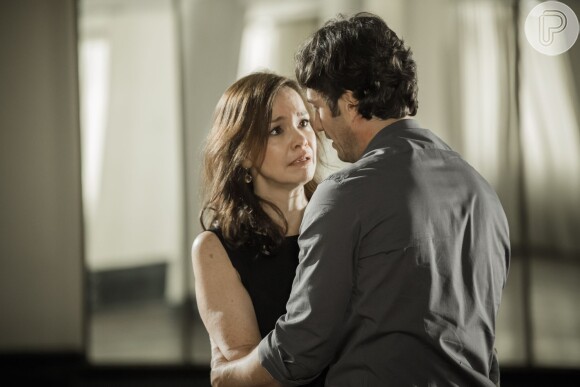 Helena (Julia Lemmertz) e Laerte (Gabriel Braga Nunes) foram noivos, na novela 'Em Família'