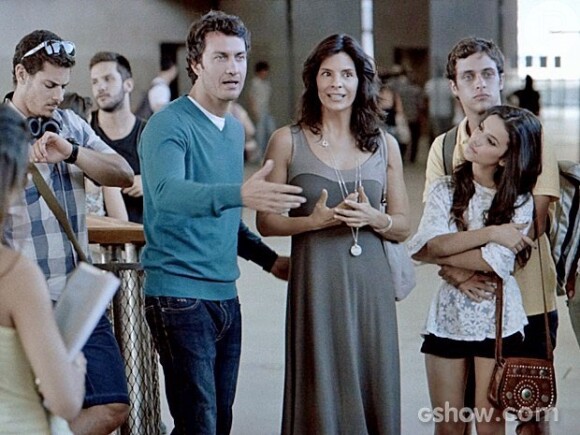 Laerte (Gabriel Braga Nunes) e Verônica (Helena Ranaldi) convocam os jovens para participarem da abertura de seu Galpão Cultural, na novela 'Em Família'