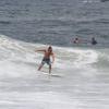 Paulinha Vilhena surfa em momento de folga