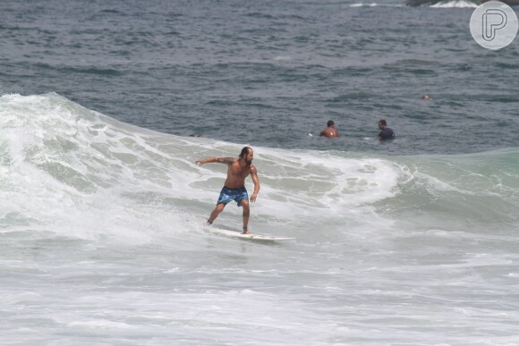 Paulinha Vilhena surfa em momento de folga