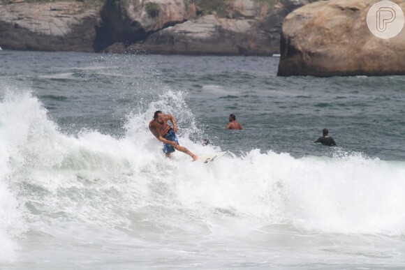 Paulinha Vilhena surfa na Prainha, na Zona Oeste do Rio de Janeiro, em 21 de março de 2014