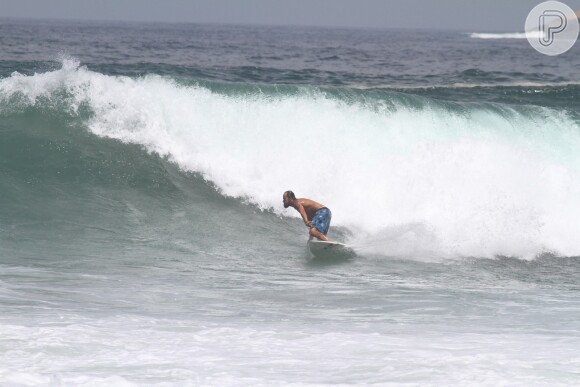 Paulinha Vilhena surfa na Prainha, na Zona Oeste do Rio de Janeiro, em 21 de março de 2014