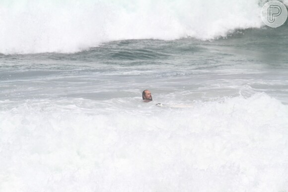 Paulinha Vilhena surfa na Prainha, na Zona Oeste do Rio de Janeiro, em 21 de março de 2014