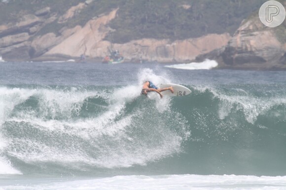 Paulinha Vilhena surfa na Prainha, na Zona Oeste do Rio de Janeiro, em 21 de março de 2014