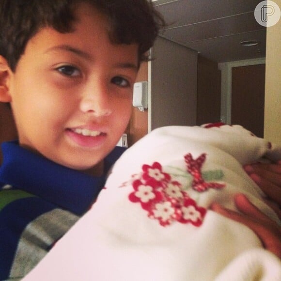 Nivea Stelmann publica foto do filho mais velho, Miguel, com a irmã no colo. Bruna nasceu na madrugada de 23 de março de 2014