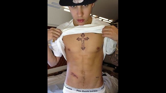 Justin Bieber faz nova tatuagem no abdômen durante viagem de avião