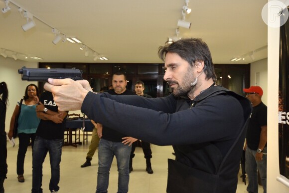 Murilo Rosa treina com arma para novo personagem para o filme de ação 'E.A.S - Esquadrão antissequestro'