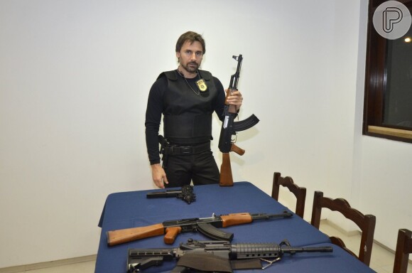 Murilo Rosa encara workshop para aprender técnicas e armamento para interpretar papel em filme policial