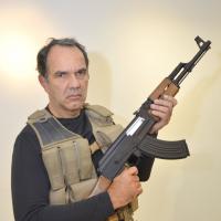 Humberto Martins posa com arma ao lado de Murilo Rosa em workshop de cinema