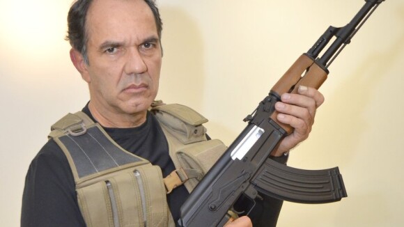 Humberto Martins posa com arma ao lado de Murilo Rosa em workshop de cinema