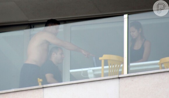 Paula Morais foi flagrada à vontade na varanda do apartamento de Ronaldo, no Leblon