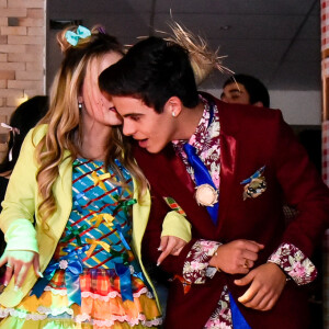 Thomaz Costa e Larissa Manoela conversaram ao pé do ouvido