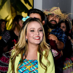 Larissa Manoela dançou quadrilha para festejar os 17 anos do namorado, Thomaz Costa