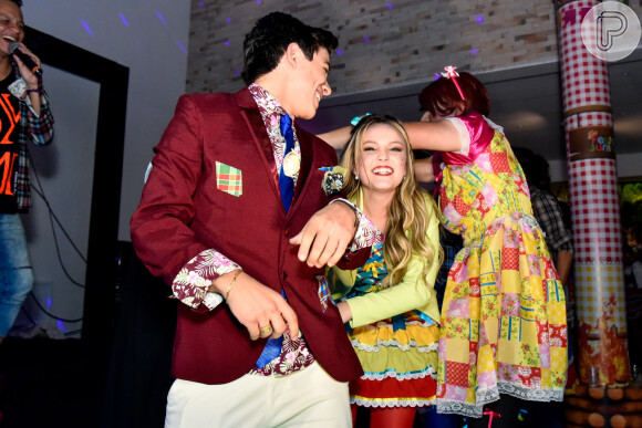 Thomaz Costa e a namorada, Larissa Manoela, dançaram a quadrilha na festa de 17 anos do ator