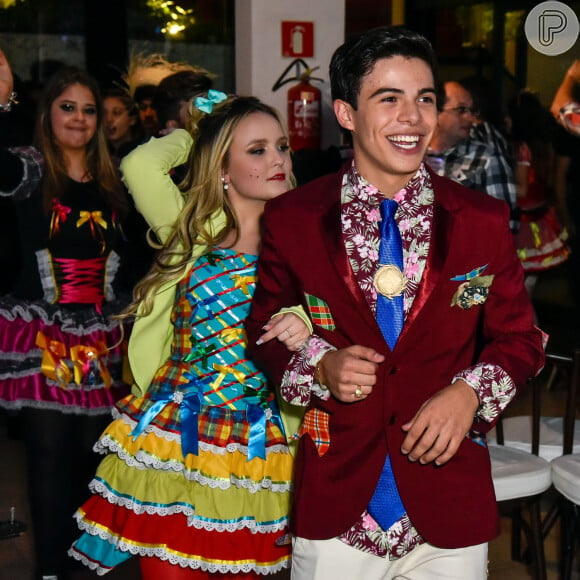 Thomaz Costa comemorou seus 17 anos com a namorada, Larissa Manoela, em uma festa junina